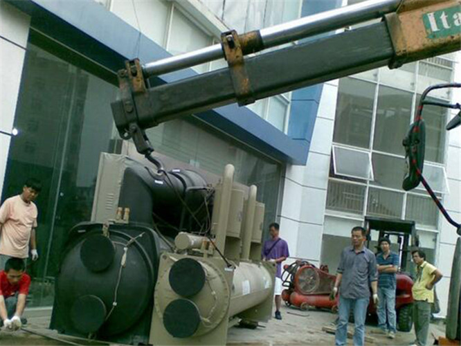 洛扎县随车吊和汽车吊的核心区别是什么？哪种更省钱？