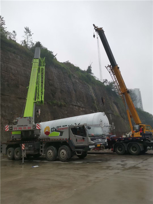 洛扎县“不怕风雨冻”—— 吊车的 “恶劣环境适应” 技术